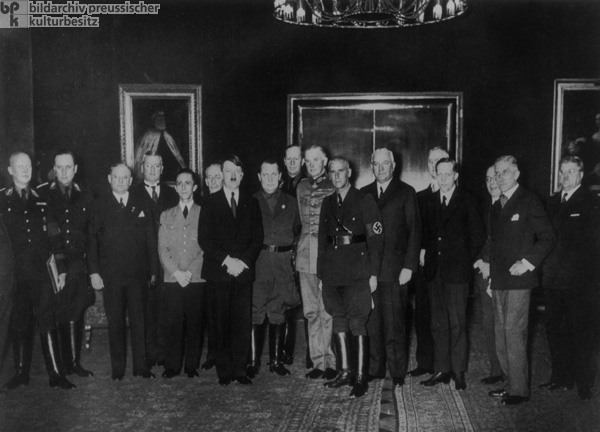 Reichskanzler Adolf Hitler mit seinem Kabinett (30. Januar 1933)